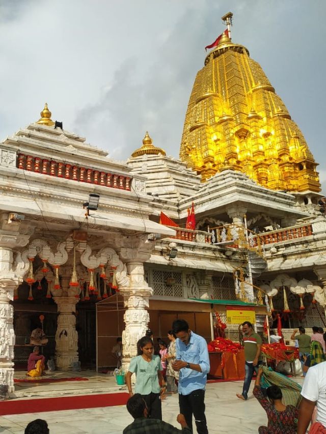અંબાજીમાં ભાદરવી પૂનમના પર ઉભરાયું ભક્તોનું ઘોડાપુર અંબાજીમાં ભાદરવી પૂનમના પર ઉભરાયું ભક્તોનું ઘોડાપુર