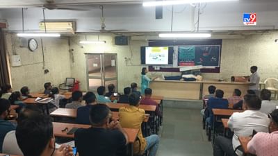 ગુજરાતમાં છેલ્લા ઘણા સમયથી નવરાત્રીના ગરબાની પ્રેક્ટિસ કરતા યુવાનોને હાર્ટ એટેક આવતા મોત થયા હોય તેવી ઘટનાઓ સામે આવી રહી છે. ત્યારે રાજકોટ નવરાત્રી દરમ્યાન ખેલૈયાઓને હૃદય રોગનો હુમલો આવે તો તેવા સમયે તાત્કાલિક સ્થળ પર જ તેમને સારવાર મળી રહે તે માટે વ્યવસ્થા કરવામાં આવી છે.