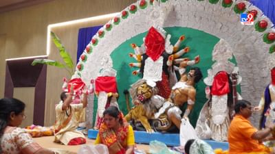 અમદાવાદમાં નવલા નોરતા ચાલી રહ્યા છે. ત્યારે આ પર્વ વચ્ચે બંગાળી સમાજના દુર્ગાપૂજાનો પર્વની પણ જોરશોરથી ઉજવણી કરવામાં આવી રહી છે.