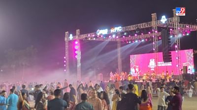 અમદાવાદમાં નવરાત્રીની ધામધૂમથી ઉજવણી થઇ રહી છે. ત્યારે અમદાવાદની HBK શાળા દ્વારા બ્રધર્સ પાર્ટી પ્લોટ ખાતે યોજાયેલા ગરબા ખેલૈયાઓમાં આકર્ષણનું કેન્દ્ર બન્યા છે. 
