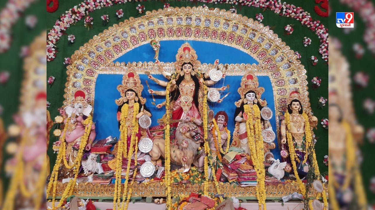 માનવામાં આવે છે કે માતાજીના અનેક વાહન છે, જેમ કે હાથી, ઘોડા, નાવ, મનુષ્ય. માતાજીનું મુખ્ય વાહન સિંહ છે. જ્યારે તે પોતાના પિયર આવે છે ત્યારે તેમનું વાહન બદલાઈ જાય છે