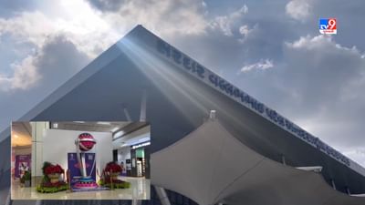 અમદાવાદમાં નરેન્દ્ર મોદી સ્ટેડિમમાં ક્રિકેટનો મહાકુંભ એટલે વનડે વર્લ્ડ કપનો પ્રારંભ થઇ ગયો છે. ત્યારે અમદાવાદના સરદાર વલ્લભભાઈ પટેલ ઈન્ટરનેશનલ એરપોર્ટ પર પણ ક્રિકેટ ફિવર છવાયેલો જોવા મળી રહ્યો છે.