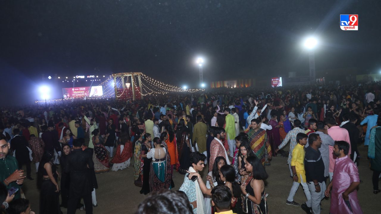 બ્રધર્સ પાર્ટી પ્લોટ ખાતે નવરાત્રીનું ભવ્ય આયોજન કરવામાં આવ્યું હતું. શાળાના વિદ્યાર્થીઓ સહિત પરિવાર માટે આ ખાસ આયોજન કરવામાં આવ્યું હતું. જેમાં હજારોની સંખ્યામાં વિદ્યાર્થીઓ અને તેમના પરિવારજનો રમવા માટે પહોચ્યા હતા.
