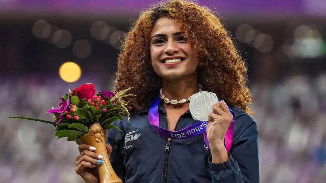 હરમિલનના એથ્લેટિક્સ પરિવારમાંથી આવે છે. તેના પિતા અમનદીપ બેન્સ 1500 મીટરમાં સાઉથ એશિયન ગેમ્સ મેડલ વિજેતા છે અને માતા માધુરી સક્સેના 2002 એશિયન ગેમ્સ 800 મીટરમાં સિલ્વર મેડલ વિજેતા છે.