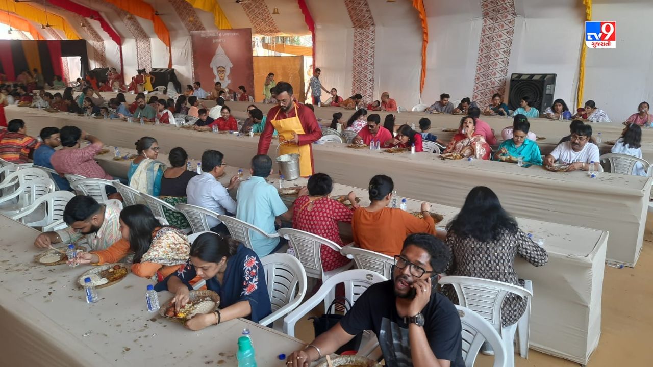 આ દિવસે સ્ત્રીઓ ઉપવાસ રાખે છે. માતાજીની પૂજા થયા પછી પ્રસાદ લઈને ઉપવાસ ખોલવામાં આવે છે. દુર્ગા પૂજામાં માતાજીની સાથે લક્ષ્મીજી, સરસ્વતીજી, ગણેશજી અને ભગવાન કાર્તિકેયની પણ પૂજા કરવામાં આવે છે.