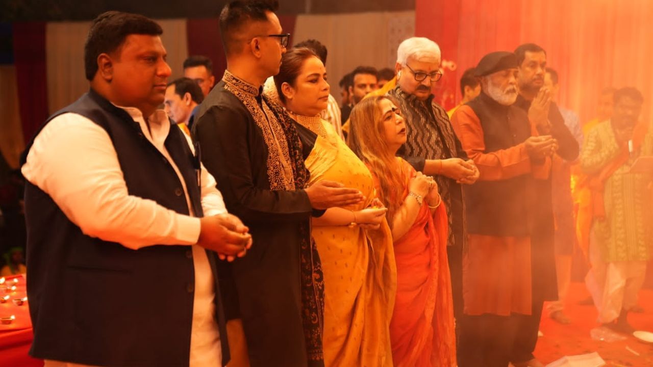 TV9 ફેસ્ટિવલ ઓફ ઈન્ડિયાના ત્રીજા દિવસે રવિવારે મા દુર્ગાની આરતીમાં TV9 ગ્રુપ Whole Time Director હેમંત શર્મા, TV9 ગ્રુપના CEO બરુણ દાસ અને અન્ય લોકોએ ભાગ લીધો હતો.