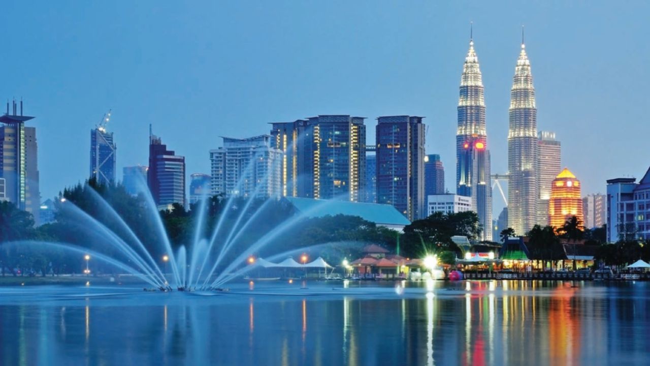 IRCTC નું આ પેકેજ 20 નવેમ્બર, 2023 અને 4 ડિસેમ્બર, 2023 એમ બે તારીખના રોજ શરૂ થશે. આ પેકેજ 7 દિવસ અને 6 રાત્રિનું રહેશે. આ પેકેજમાં બ્રેકફાસ્ટ, લંચ અને ડિનરનો સમાવેશ થાય છે. મલેશિયાના કુઆલાલંપુરમાં બાટુ ગુફા, પુત્રજયા સિટી ટૂર અને કુઆલાલંપુર સિટી ટૂર કરવા મળશે.