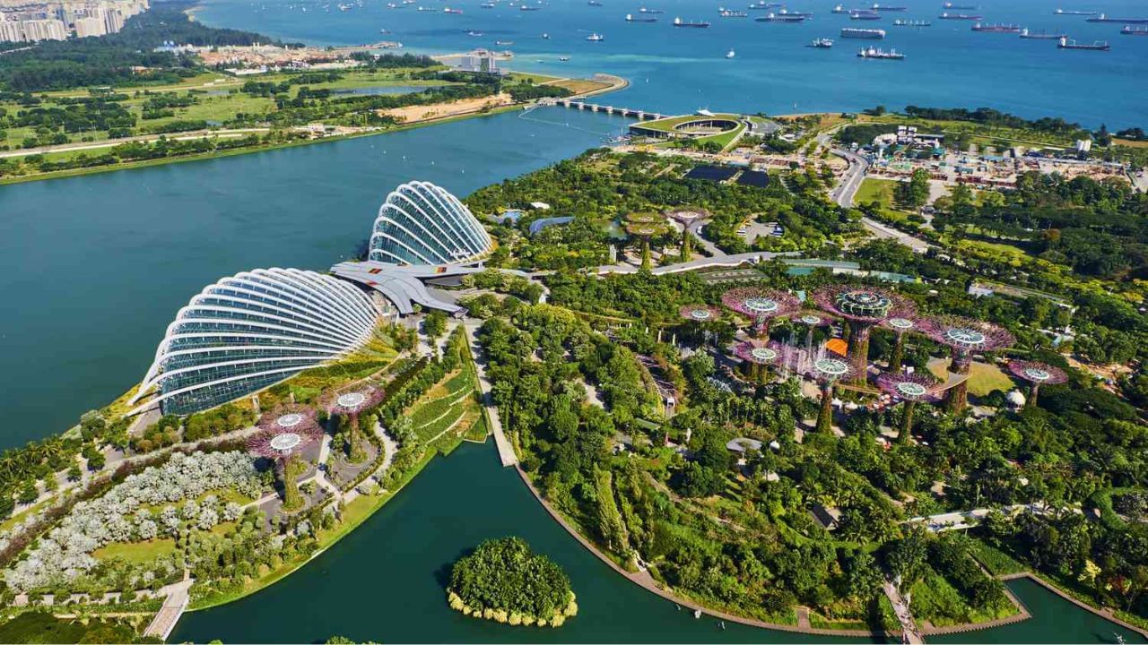 સિંગાપોરમાં તમને મર્લિઅન પાર્ક, સિંગાપોર ફ્લાયર, સેન્ટોસા આઇલેન્ડ જેવી ઘણી જગ્યાઓ પર જવાનો મોકો મળશે. પેકેજમાં લોકોને 3 સ્ટાર હોટલમાં રહેવાની સુવિધા મળશે. પેકેજ વિશે વધુ માહિતી માટે તમે IRCTCની ઓફિશિયલ વેબસાઇટની મુલાકાત લઈ શકો છો.