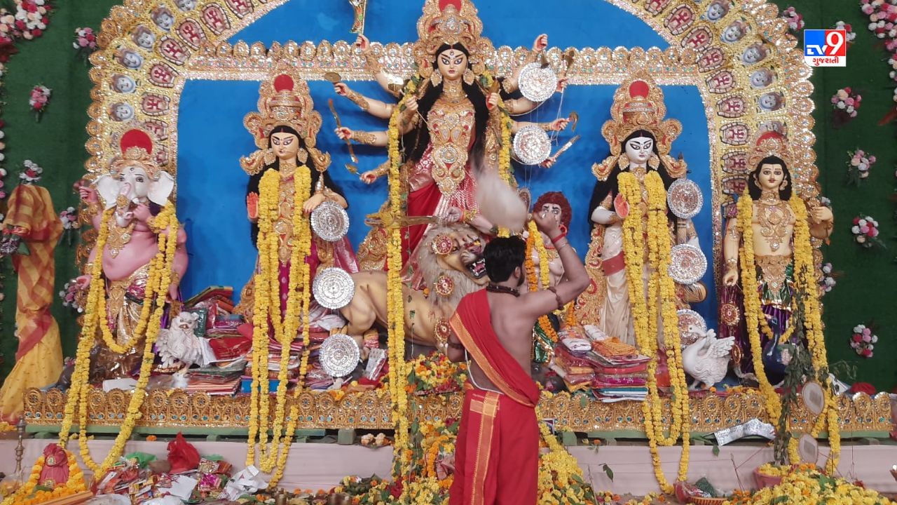 અમદાવાદ શહેરમાં કાલીબરી ટેમ્પલ પાસે પણ દુર્ગા પૂજા ઉત્સવનું આયોજન કરવામાં આવ્યું છે. અમદાવાદ શહેરમાં બંગાળી કલ્ચરલ એસોસિએશન દ્વારા છેલ્લા 86 વર્ષથી દુર્ગાપૂજાનું આયોજન કરવામાં આવ્યું છે ચાર દિવસ સુધી માતાજીની પૂજા કરવામાં આવે છે.