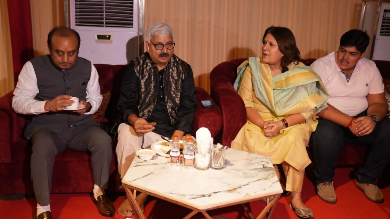 TV9 ગ્રુપના Whole Time Director હેમંત શર્મા, ભાજપના રાજ્યસભા સાંસદ સુધાંશુ ત્રિવેદી અને કોંગ્રેસ નેતા સુપ્રિયા શ્રીનેત સાથે હાજર છે. તેઓ દિલ્હીના મેજર ધ્યાનચંદ સ્ટેડિયમમાં આયોજિત TV9 ફેસ્ટિવલ ઓફ ઇન્ડિયામાં ભાગ લેવા પહોંચ્યા હતા.