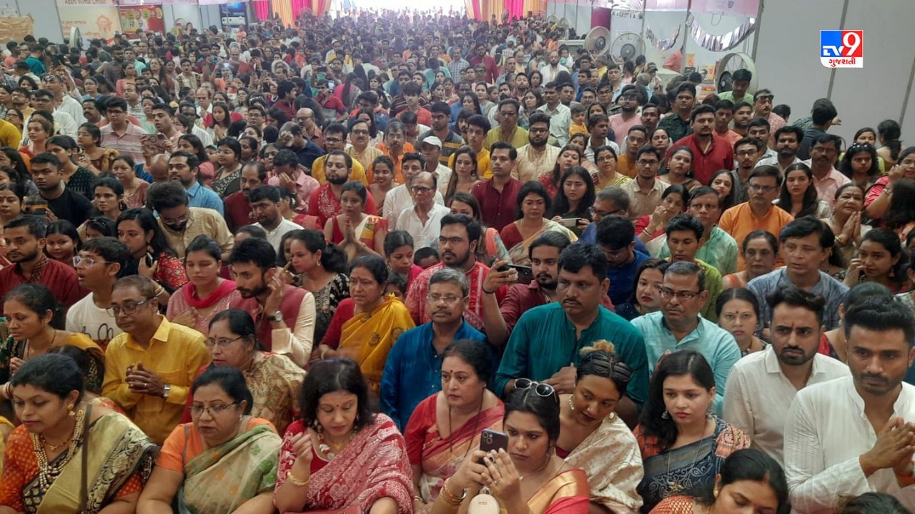 અમદાવાદમાં કાલીબેરી ખાતે મારા અષ્ટમીના દિવસે માતાજીની ષડપોચારસ સહીત સંઘિ પૂજા કરવામાં આવી હતી. છઠથી વિજયાદશમી સુધી દુર્ગા માતાની પૂજા કરવામાં આવે છે.