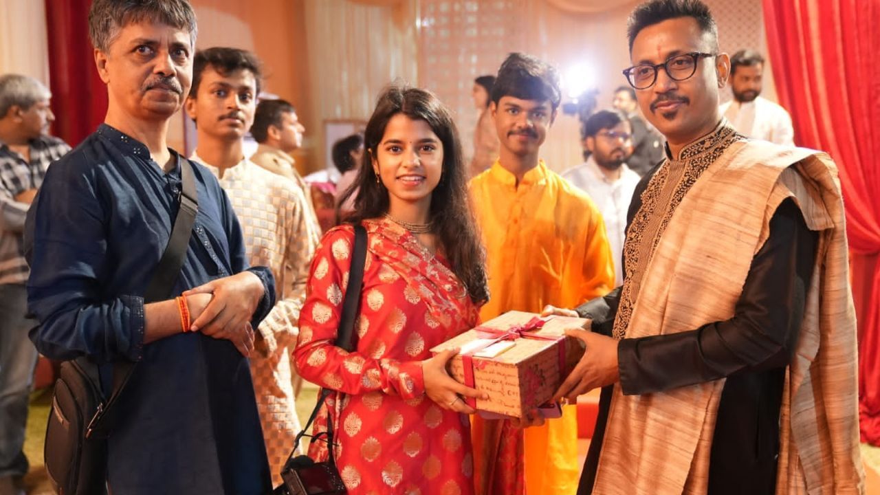 'TV9 ફેસ્ટિવલ ઓફ ઈન્ડિયા' ઈવેન્ટના ત્રીજા દિવસે લોક ગાયિકા મૈથિલી ઠાકુર તેના ભાઈઓ ઋષભ અને અયાચી સાથે પહોંચી હતી. તેમણે મા દુર્ગાની આરતી કરી આશીર્વાદ લીધા હતા. TV9 ગ્રુપના CEO બરુણ દાસ પણ તેમની સાથે હાજર રહ્યા હતા.