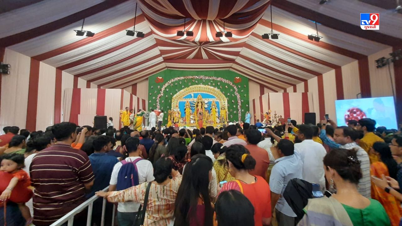 બંગાળી સમાજમાં માતાજીને દેવી સ્વરૂપે નહીં પરંતુ પુત્રી સ્વરૂપે આવકારવામાં આવે છે. માતાજી જ્યારે પિયરમાં આવે ત્યારે ખૂબ જ ભાવપૂર્વક અને ધામધૂમથી તેમની પૂજા અર્ચના કરવામાં આવે છે.