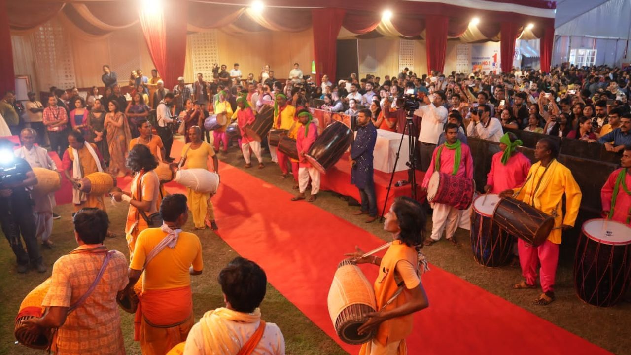 ફેસ્ટિવલના ત્રીજા દિવસે સાંસ્કૃતિક કાર્યક્રમોનું આયોજન કરવામાં આવ્યું હતું. આ દરમિયાન લોકોએ નૃત્યની કલાનો આનંદ માણ્યો હતો. દેવી દુર્ગાના દર્શનની સાથે લોકો ખરીદી પણ કરી હતી.