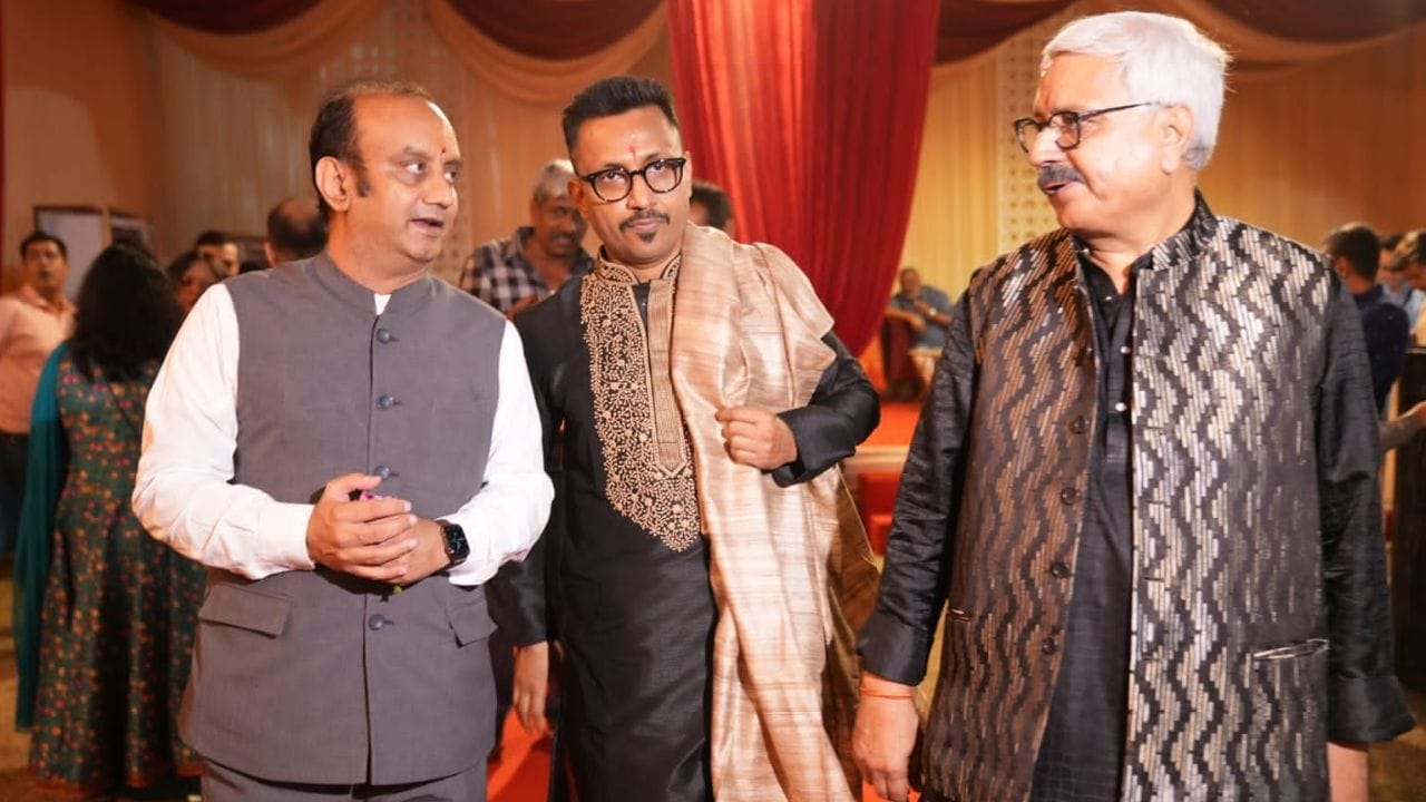 'TV9 ફેસ્ટિવલ ઓફ ઈન્ડિયા'ના ત્રીજા દિવસે ભાજપના રાજ્યસભા સાંસદ સુધાંશુ ત્રિવેદીએ કાર્યક્રમમાં ભાગ લીધો હતો. સુધાંશુ ત્રિવેદીએ દેવી દુર્ગાની પૂજા કરી આશીર્વાદ લીધા હતા. આ દરમિયાન TV9 ગ્રુપના Whole Time Director હેમંત શર્મા અને CEO બરુણ દાસ પણ હાજર રહ્યા હતા.