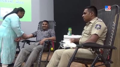 Botad News: SP ઓફિસ ખાતે યોજાયો રક્તદાન કેમ્પ, પોલીસ અધિકારીઓ અને કર્મચારીઓએ કર્યુ રક્તદાન, જુઓ Video Botad News: SP ઓફિસ ખાતે યોજાયો રક્તદાન કેમ્પ, પોલીસ અધિકારીઓ અને કર્મચારીઓએ કર્યુ રક્તદાન, જુઓ Video