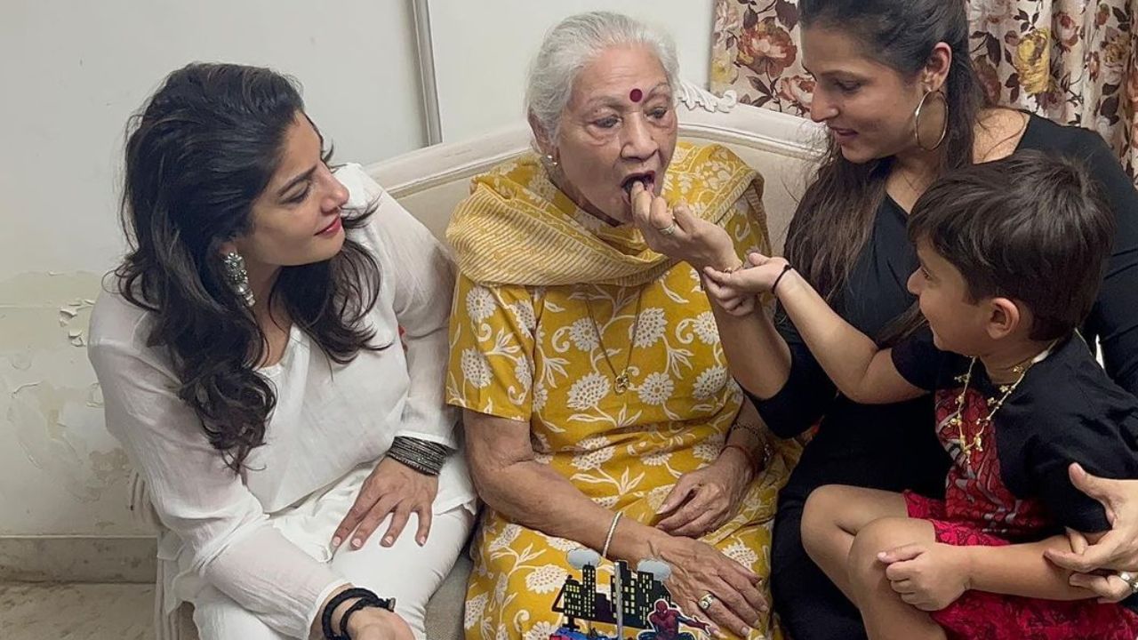 રવિના ટંડને વર્ષ 1995માં ખૂબ જ નાની ઉંમરમાં બે દીકરીઓને દત્તક લીધી હતી. જેમાં એકનું નામ પૂજા અને એકનું નામ છાયા હતું. રવીનાના આ ઉમદા પગલાના દરેક લોકો વખાણ કરે છે. આજે રવિના નાની પણ બની ગઈ છે અને તે આજે પણ પોતાના તમામ સંબંધોને સુંદર રીતે નિભાવતી જોવા મળે છે.