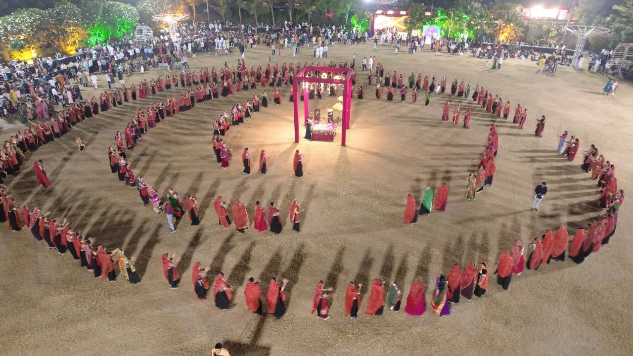 આ કાર્યક્રમમાં અમદાવાદ  તેમજ ગાંધીનગરમાં વસતા આહીર સમાજના અગ્રણીઓ , શ્રેષ્ઠીઓ, આગેવાનો, પુર્વ પ્રમુખ, સરકારી અધિકારીઓ, પોલીસ ઇન્સ્પેક્ટર, પોલીસ સબ ઇન્સ્પેકટરઓ, ડોકટરો, એડવોકેટઓ, શિક્ષકઓ તેમજ ભાઈઓ-બહેનો, બાળકોએ હાજરી આપી હતી.