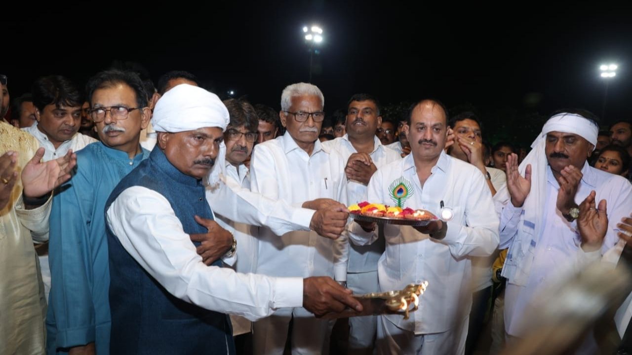  આ આયોજન ને સફળ બનાવવા  અમદાવાદ આહીર સમાજ (અમદાવાદ -ગાંધીનગર) ની સમગ્ર કારોબારી ટીમ પ્રમુખકરશનભાઈ ભોચિયા, ઉપપ્રમુખ પ્રતાપભાઈ ડેર, વજશીભાઈ આંબલીયા, પૂર્વ પ્રમુખઓ ,મંત્રી ડો. રણજીત પાડા, સહમંત્રી,અશોકભાઈ પરડવા,અશોકભાઈ ચંદ્રવાડીયા,ભાર્ગવભાઈ બલદાણીયા ,સંજયભાઈ છૈયા,નયનભાઈ કરમુર હાજર રહ્યા હતા.