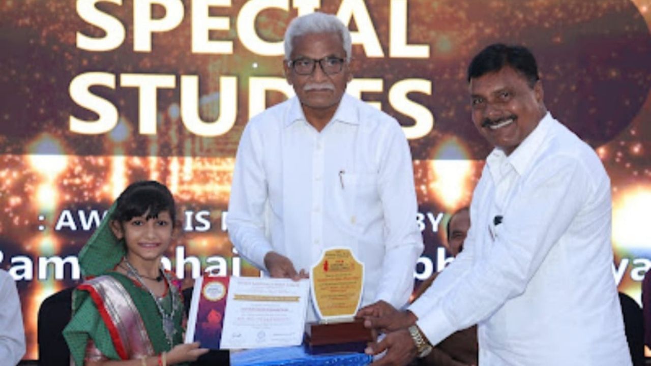 આ શરદપુનમ ના થનગનાટ-2023 રાસોસત્વ કાર્યક્રમમાં પ્રખ્યાત કલાકારો બાબુ આહીર, ખુશી આહીર, રંજુ આહીર, કલ્પેશ ડેર એ ગરબાના તાલે ખેલેયાઓને રાસ રમાડ્યા હતા.સાથે વિદ્યાર્થી સન્માન કાર્યક્રમમાં આહીર સમાજ ના તેજસ્વી વિદ્યાર્થીઓને 82 જેટલી વિવિધ શ્રેણીમાં શિલ્ડ-પ્રમાણપત્ર  આહીર સમાજ ના અગ્રણીઓ અને આગેવાનો, તેમજ અમદાવાદ આહીર સમાજ ની કારોબારી ટીમના હસ્તે એનાયત કરાયા હતા. જેમાં તાલાલા(ગીર) ના ધારાસભ્ય  ભગાભાઈ બારડ અતિથિ વિશેષ તરીકે ઉપસ્થિત રહ્યા હતા.