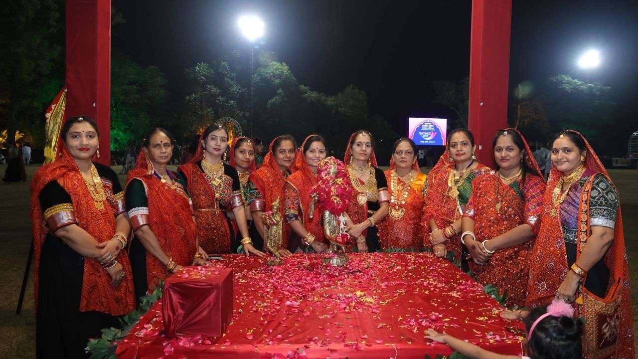 શરદપુનમ ની પરંપરાગત ઉજવણી ના ભાગરૂપે આ કાર્યક્રમ માં અમદાવાદ ગાંધીનગર વિસ્તારના 6000 થી પણ વધારે આહીર સમાજના ભાઈઓ અને બહેનો ભાતીગળ અને પારંપારિક પહેરવેશ સાથે હાજર રહ્યા હતા સ્વરૂપી ભોજન લીધું હતું અને ગરબે રમ્યા હતા.