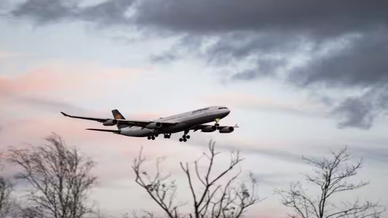 હવે ચાલો જાણીએ વિમાનની વાસ્તવિક કિંમત વિશે. તમને જણાવી દઈએ કે, ફાઈનાન્સ ઓનલાઈન વેબસાઈટ મુજબ B-2 સ્પિરિટ એરપ્લેનની કિંમત 737 મિલિયન ડોલર છે. ગલ્ફસ્ટ્રીમ IV એરોપ્લેનની કિંમત 38 મિલિયન ડોલર છે. જણાવી દઈએ કે, વિમાન બનાવવું ઘણું મુશ્કેલ કામ છે. આ જ કારણ છે કે તેની કિંમત આટલી વધારે છે.