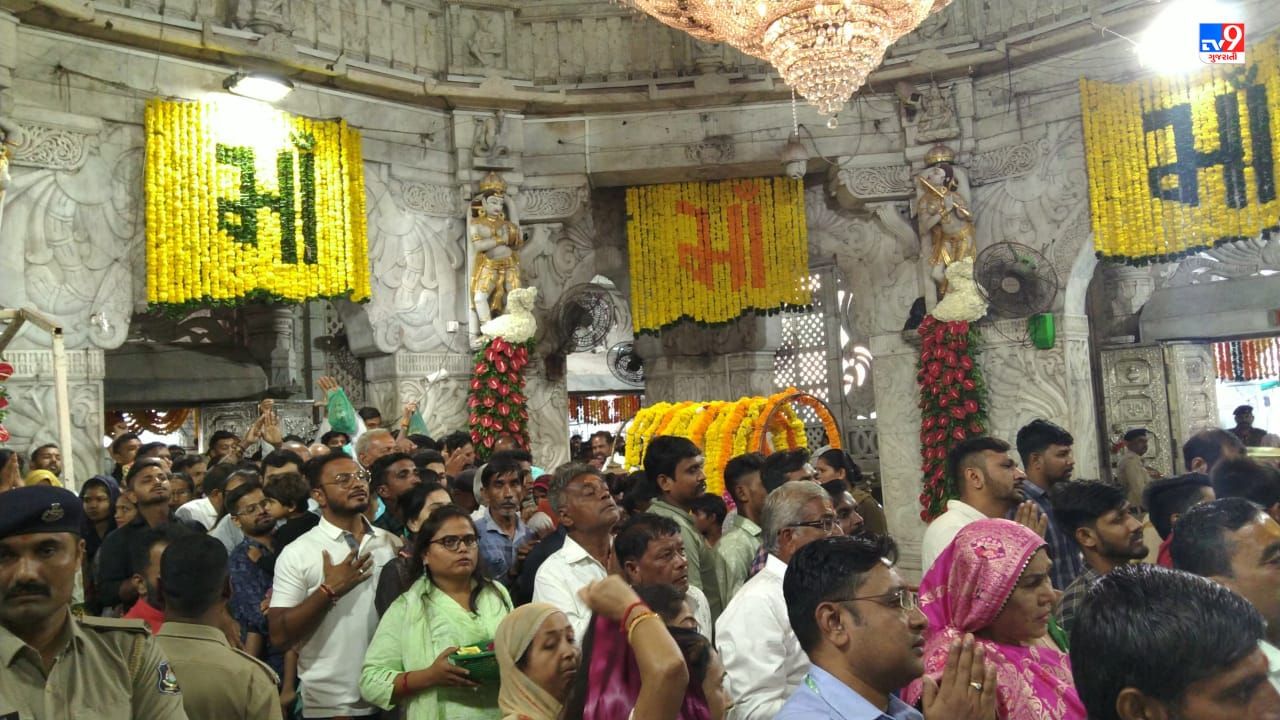 યાત્રાધામ અંબાજી મંદિર ખાતે આજે આઠમના દિવસે રાજવી પરિવાર દ્વારા મહાયજ્ઞ કરવામાં આવે છે.આજે રાજવી પરિવાર દ્વારા અંબાજી મંદિર ની યજ્ઞશાળામા મહાયજ્ઞ ની શરૂઆત કરવામાં આવશે. તેમજ તેમના દ્વારા આ યજ્ઞમાં આહુતિ પણ આપશે. ( વીથ ઈનપુટ - અતુલ ત્રિવેદી )