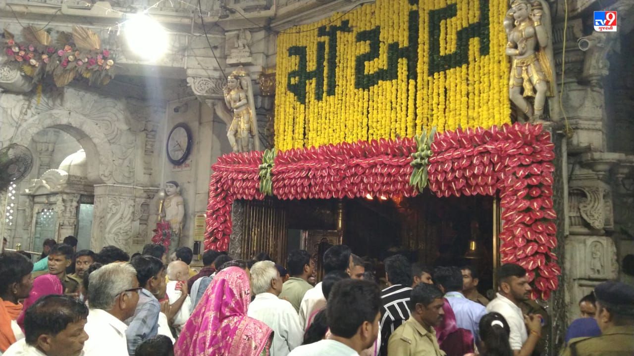 યાત્રાધામ અંબાજી મંદિર ખાતે આજે આઠમના દિવસે રાજવી પરિવાર દ્વારા મહાયજ્ઞ કરવામાં આવે છે. ત્યારે આજે રાજવી પરિવાર દ્વારા અંબાજી મંદિર ની યજ્ઞશાળા મા મહાયજ્ઞ ની શરૂઆત કરવામાં આવશે. આ મહા યજ્ઞમાં રાજવી પરિવાર હાજર રહી મહાયજ્ઞ મા આહુતિ આપશે. ત્યાર પછી આ મહાયજ્ઞમાં માઈભક્તો પણ આહુતિ આપી માતાજી નો આશીર્વાદ મેળવશે.