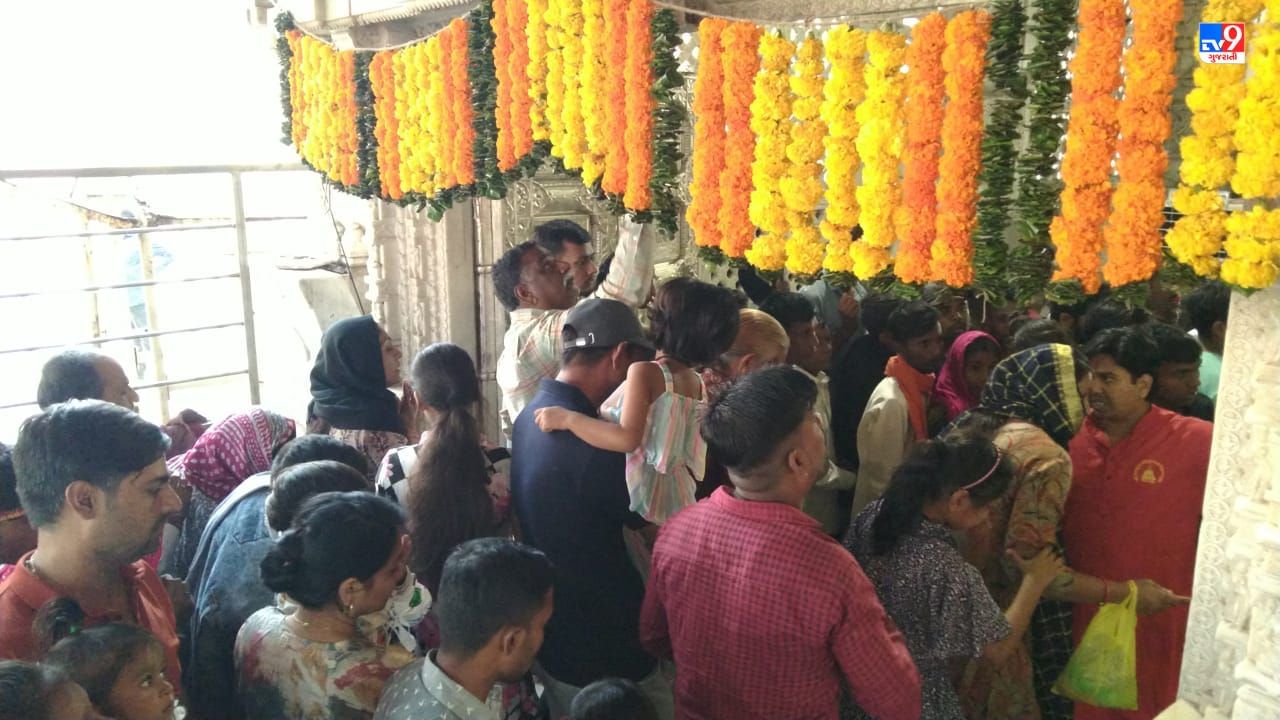 અંબાજી મંદિર મા પ્રવેશવા ની રેલીગ સહિત માતાજીનો ચાચર ચોક માઇ ભક્તો થી ઉભરાઈ રહ્યો છે.તો સાથે સાથે જ્ય અંબેનો નાદ સાથે મંદિર ગુંજી ઉઠ્યુ હતુ.ફોટામાં જોવા મળે છે કે મંદિરને કેદારનાથ મંદિર જેવુ જ શણગારવામાં આવ્યુ છે.