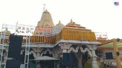 આઠમના ને લઈને આજે અંબાજી મંદિર ને ફૂલોથી શણગારવામાં આવ્યું છે. અંબાજી મંદિર, ચાચર ચોક,ભટજી મહારાજ ની ગાદી, શક્તિ દ્વાર ફૂલો થી શણગારવામાં આવ્યું છે. આજે વહેલી સવારથી જ ભક્તોનો મોટો ઘસારો અંબાજી મંદિરમાં જોવા મળી રહ્યો છે.