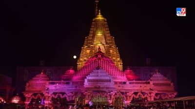 પ્રસિદ્ધ અંબાજી મંદિરમાં નવરાત્રીનુ આયોજન કરવામાં આવ્યુ છે. મા જગદંબાની આરાધનાના તહેવાર નવરાત્રીને લઈ અંબાજી મંદિરને ખુબ જ સુંદર રીતે સજાવવામાં આવ્યુ છે. મંદિરને ઝળહળતી રોશનીથી સજાવાયુ છે.