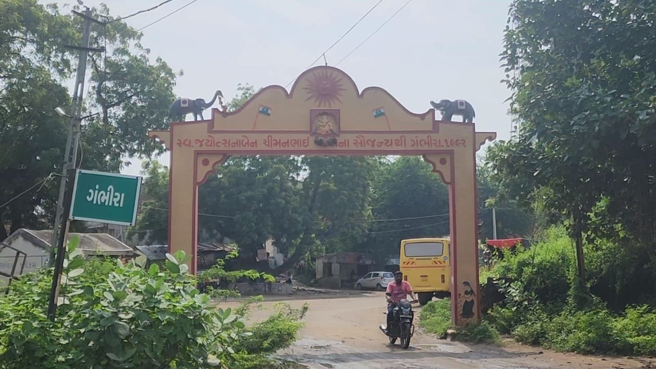 પૂરના કારણે આણંદ જીલ્લામાં 50થી વધારે દુધાળા પશુઓ તણાયા હતા. જો કે, સરકાર દ્વારા પશુમાલિકોને કોઈ સહાય અપાશે કે કેમ તે પ્રશ્ન પશુમાલિકોને સતાવી રહ્યો છે