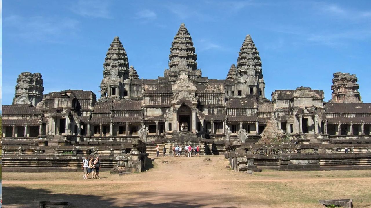 અંગકોર વાટ મંદિર વિશ્વનું સૌથી મોટું હિન્દુ મંદિર છે. આ ઉપરાંત તે વિશ્વનું સૌથી મોટું ધાર્મિક સ્મારક પણ છે. 