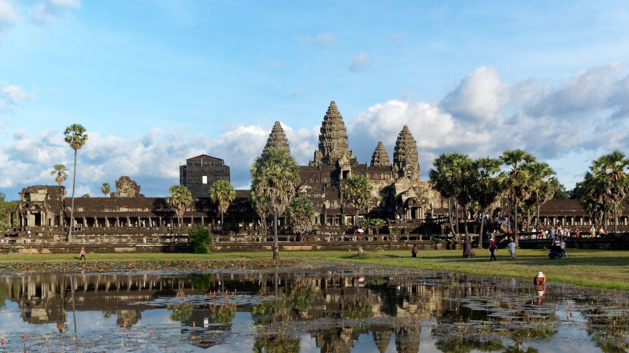 આ મંદિર કંબોડિયાના અંગકોરમાં આવેલું છે. અંગકોર સિમરિપ શહેરમાં મેકોંગ નદીના કાંઠે આવેલું છે. (Image - Social Media, angkor wat)