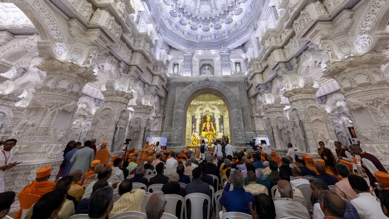 આ પ્રસંગે પ્રાણપ્રતિષ્ઠા વિધિ અને ભવ્ય લોકાર્પણ સમારોહમાં હજારો ભક્તો-ભાવિકો અને મહાનુભાવો ઉપસ્થિત રહ્યા હતા