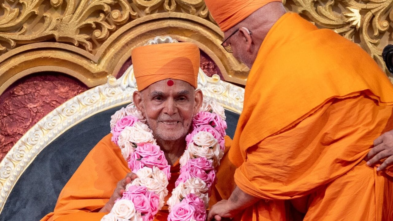 BAPS સ્વામિનારાયણ અક્ષરધામના સમર્પણ સમારોહની પૂર્વસંધ્યાએ મહંતસ્વામી મહારાજના જીવન પર આ ભવ્ય કાર્યક્રમ યોજાયો હતો