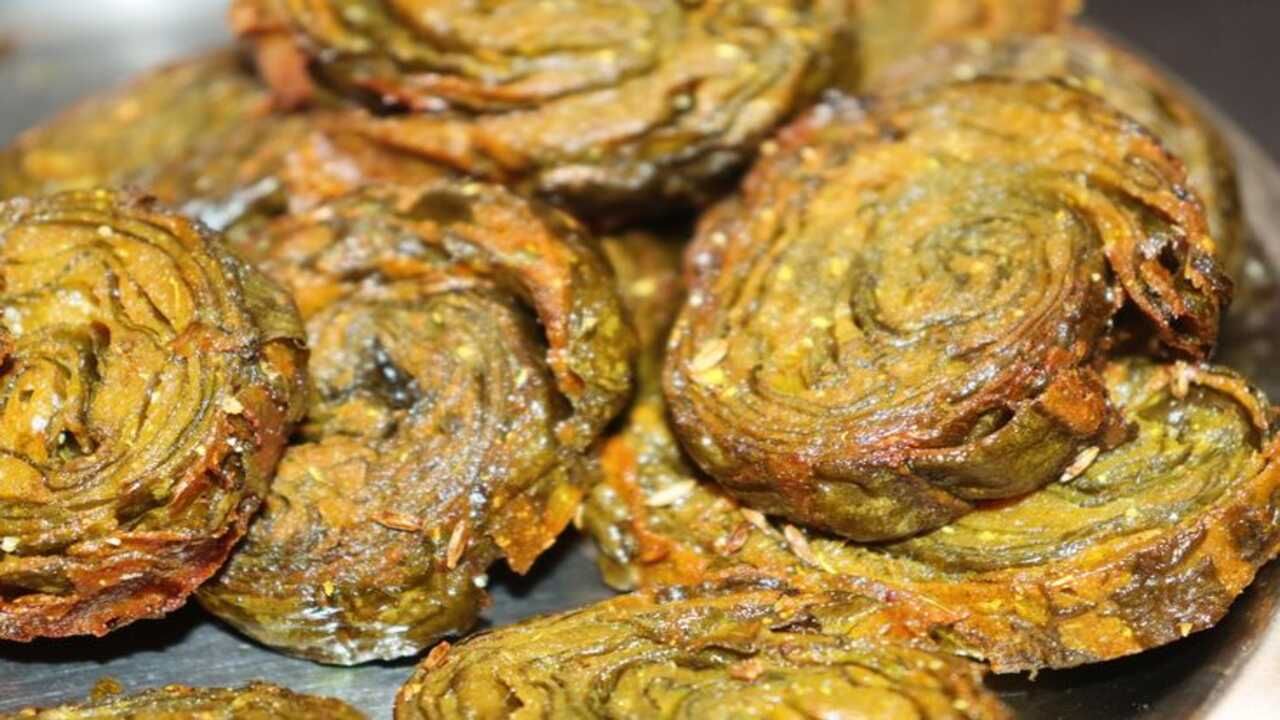 અળવીના પાનનું સેવન આંખો માટે પણ ખૂબ જ ફાયદાકારક સાબિત થાય છે. અળવીના પાંદડામાં વિટામિન એ અને બીટા કેરોટીન જેવા તત્વો જોવા મળે છે, જો તમે કોલોકેસિયાના પાંદડાનું સેવન કરો છો, તો તે આંખોની સમસ્યાઓમાં રાહત આપે છે અને આંખોની રોશની પણ સુધારે છે.