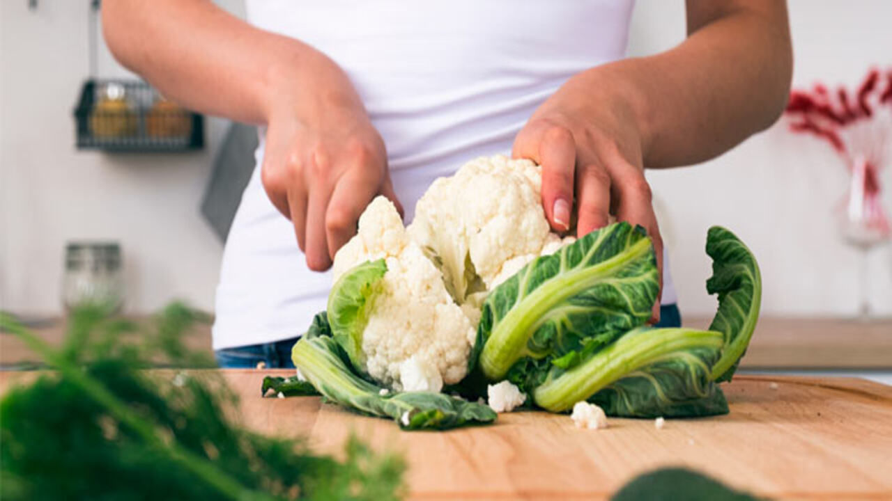 જો તમારે વજન ઓછું કરવું હોય તો ફુલાવરનું સેવન કરવું જોઈએ. કારણ કે ફુલાવરમાં ફાઈબરની માત્રા વધુ હોય છે, જે વજન ઘટાડવામાં મદદરૂપ સાબિત થાય છે.