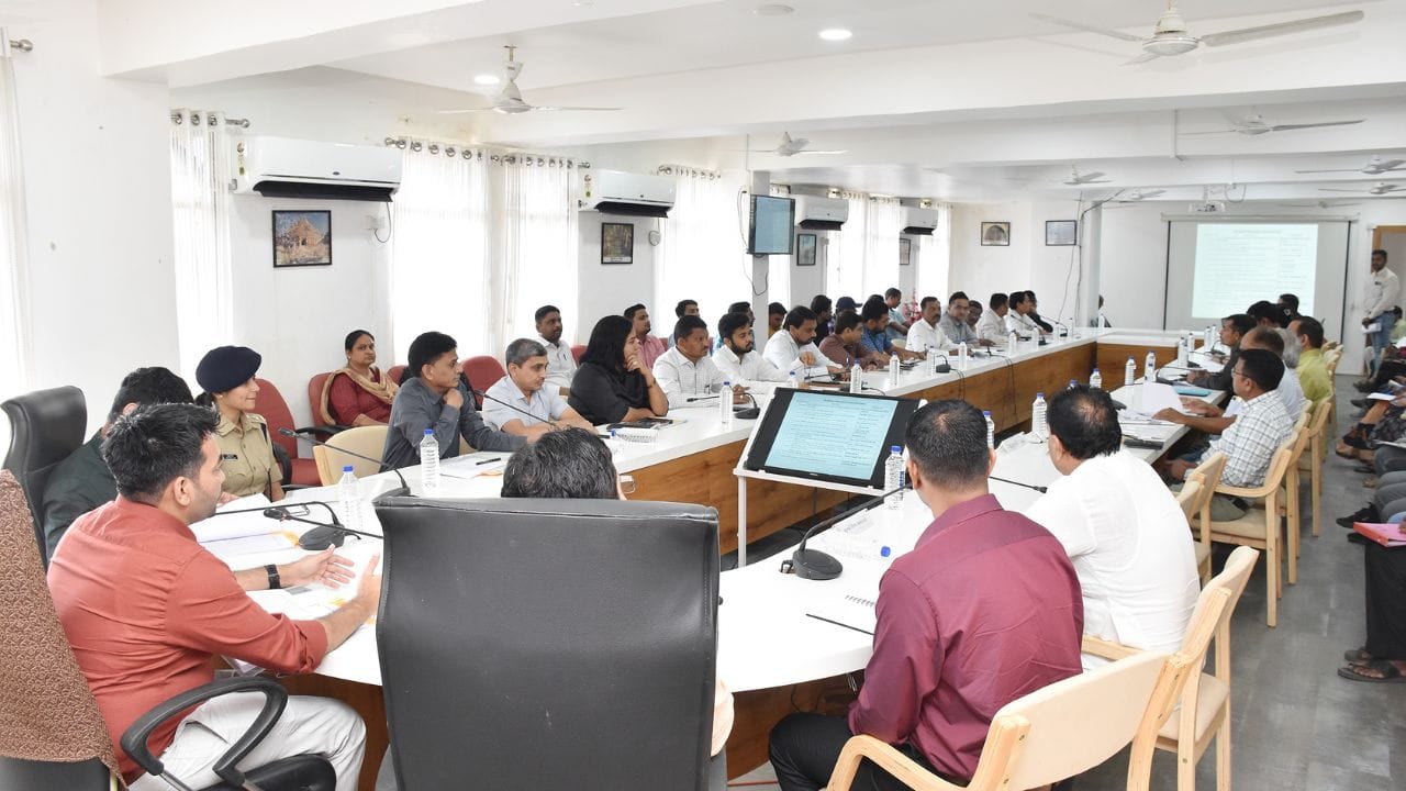 આ બેઠકમાં જિલ્લા વિકાસ અધિકારી તાલુકાના મામલતદાર, તાલુકા વિકાસ અધિકારી સહિત વિવિધ વિભાગના અધિકારીઓ ઉપસ્થિત રહ્યા હતા
