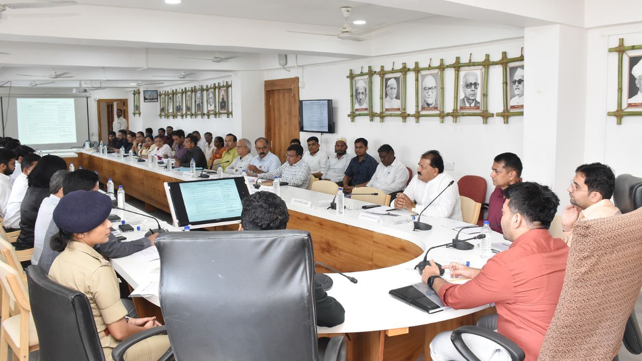  બેઠકમાં જિલ્લા પંચાયતના પ્રમુખ કરણસિંહ ડામોર દ્વારા રજુ કરાયેલા પ્રશ્નો અંગે ચર્ચા કરાઈ, આ બેઠકનું સંચાલન અધિક નિવાસી કલેક્ટરે દ્વારા કરવામાં આવ્યું 