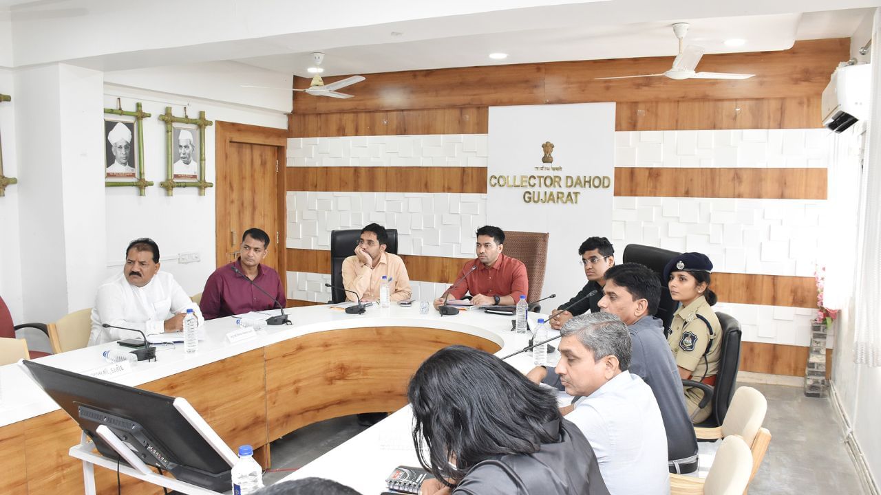 કલેક્ટર ડો હર્ષિત ગોસાવીએ પ્રજાકીય પ્રશ્નોના સમયસર અને સુચારુ ઉકેલ લાવવા તેમજ લોકપ્રશ્નોનું અગ્રીમતાના ધોરણે નિરાકરણ લાવવા અનુરોધ કર્યો