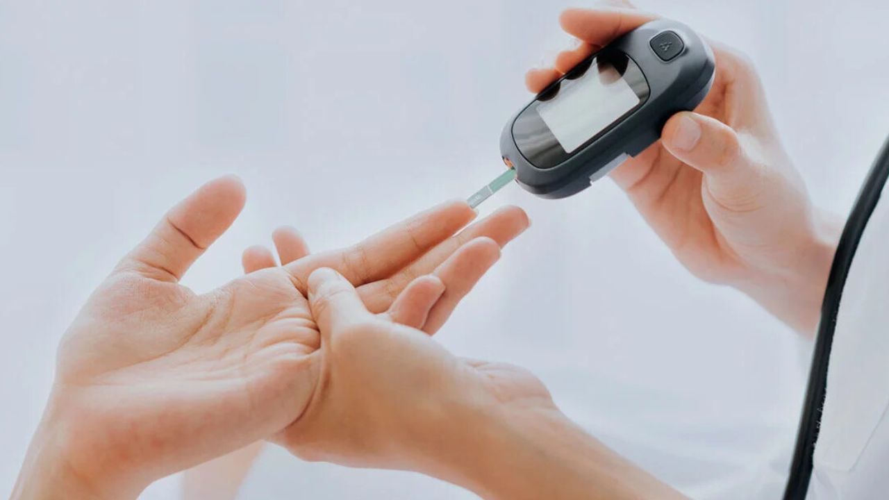 તેમે તમારા આહારમાં શુ લઈ રહ્યા છો તેની સીધી અસર બ્લડ શુગર પડે છે. તેથી આહાર માટે ડાયાબિટીઝ ફ્રેન્ડલી બનવું મહત્વપૂર્ણ છે. બ્લડ સુગરનું સ્તર સામાન્ય રહેવું જોઈએ, એટલા માટે તમે એક્સસાઈઝની સાથે સાથે તમારા ડાયટમાં કેટલાક શાકભાજીનો સમાવેશ કરો.