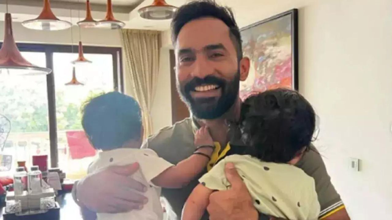 તેમના એક દીકરાનું નામ કબીર પલ્લીકલ કાર્તિક અને બીજા દીકરાનું નામ ગિયાન પલ્લીકલ કાર્તિક છે.