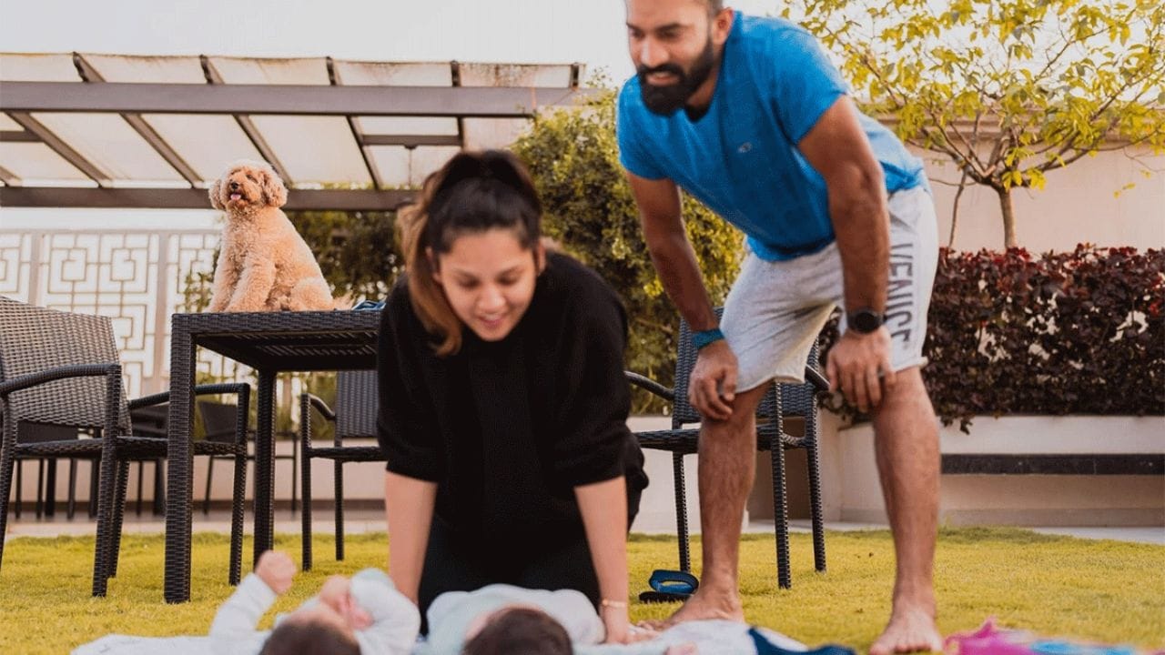 દિનેશ કાર્તિકે સોશિયલ મીડિયા પર લખ્યું હતુ કે, 'અમે 3 થી 5 પર ગયા છીએ. અમને 2 પુત્રોનો આશીર્વાદ મળ્યો છે. તેમના નામ છે કબીર પલ્લીકલ કાર્તિક અને ગિયાન પલ્લીકલ કાર્તિક. અમારા માટે આ સૌથી મોટી ખુશીની ક્ષણ છે.'