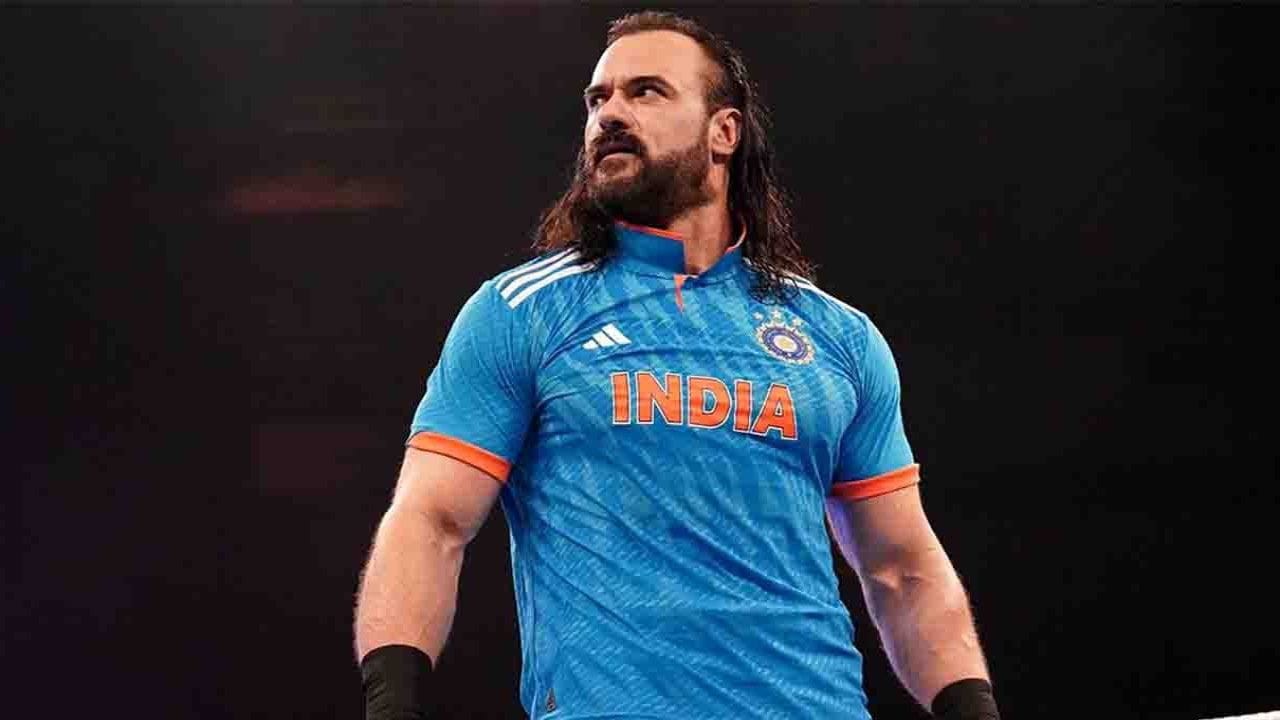 WWE ના સર્વશ્રેષ્ઠ સુપરસ્ટારમાંથી એક ડ્રુ મેકઇન્ટાયર પણ વર્લ્ડ કપમાં ટીમ ઈન્ડિયાને સપોર્ટ કરતો જોવા મળે છે. તેણે ટીમ ઈન્ડિયાની જર્સી પહેરીને આ સંદેશ આપ્યો છે.