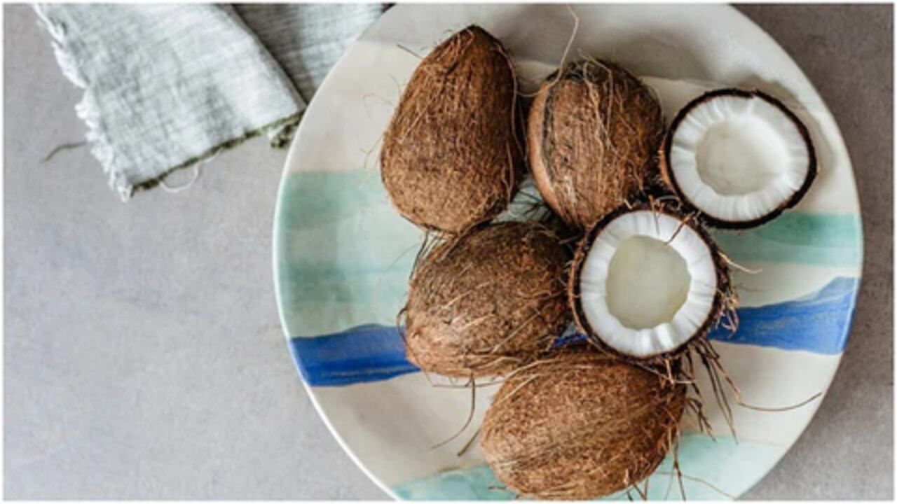 Dry Coconut Benefits and Side Effects રોગપ્રતિકારક શક્તિને મજબૂત બનાવે
