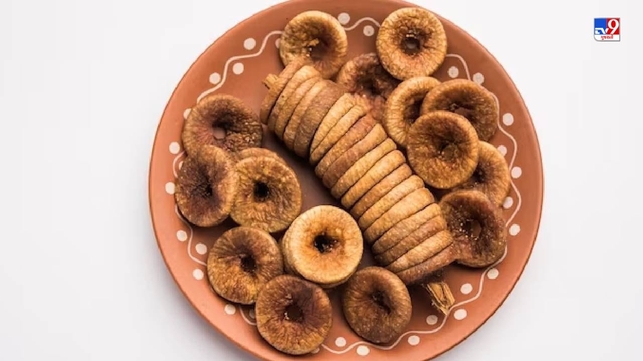 અંજીરમાં ભરપૂર પ્રમાણમાં ફાઈબર હોય છે જે પાચન તંત્ર માટે ખૂબ જ ફાયદાકારક છે. અંજીરનું નિયમિત સેવન પાચનતંત્રને મજબૂત અને સ્વસ્થ રાખે છે.
