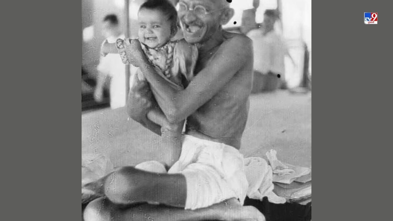 નોબેલ પુરસ્કાર જીતનારા ગુરૂ રવિન્દ્રનાથ ટાગોરે ગાંધીજીને 'મહાત્મા'નું બિરૂદ આપ્યું હતું તેમજ 'રાષ્ટ્રપિતા'નું બિરૂદ નેતાજી સુભાષચંદ્ર બોઝે આપ્યું હતું. 
