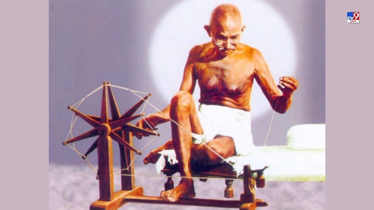 બીજું કામ એ કરતા કે તેઓ ઈશ્વરને પ્રાર્થના કરતા અને ચરખો ચલાવતા. આ તેનું જન્મ દિવસનું કામ રહેતું હતું. તેનો આ દિવસ ગંભીર જ રહેતો હતો. (Credit Source : social media)
