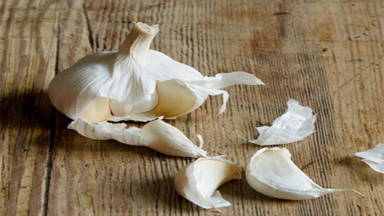 જે લોકો હાઈ બ્લડ પ્રેશરથી પીડાય છે તેમણે દરરોજ લસણનું સેવન કરવું જોઈએ, કારણ કે લસણ ખાવાથી બ્લડ પ્રેશર નિયંત્રિત રહે છે.